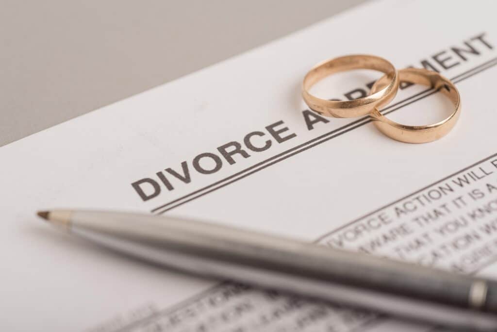 wedding-rings-with-divorce-agreement